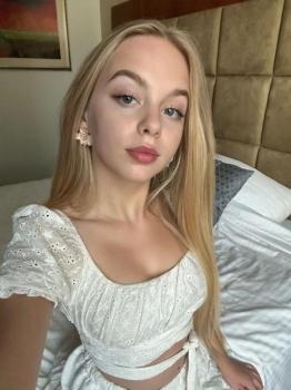 20-year-old Polish Student Looking For F